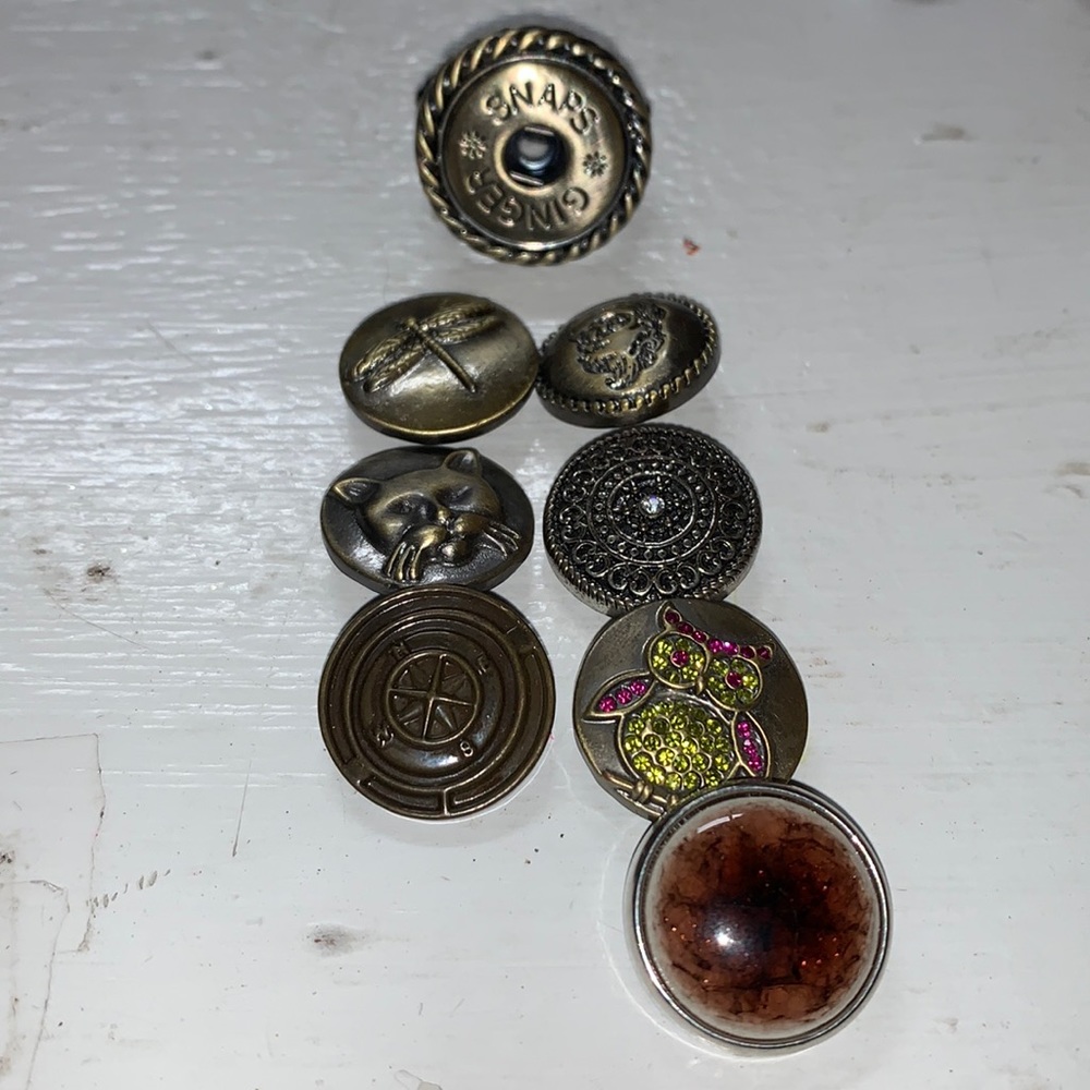 One antique brass stretch band snap ring with 7 snaps.  NWOT.